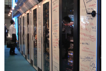 【Interop 2010（Vol.1）：動画】「Interop Tokyo 2010」スタート！恒例のShowNet書き込みボードも 画像