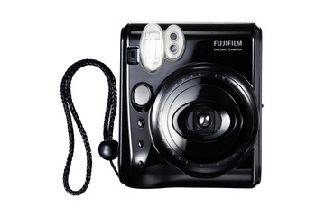 手堅い需要あり、インスタントカメラ「チェキ」に小型・軽量のブラックモデル 画像