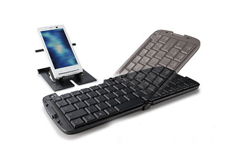 iPhone 4やiPadに対応、折りたたみ式のBluetoothキーボード 画像