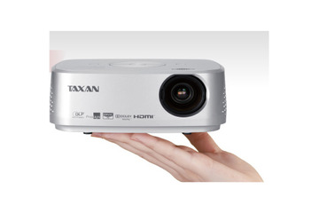 スマートフォンからの投映も可能なハガキサイズの小型LEDプロジェクター 画像