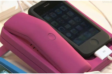 充電しながら通話、操作!iPhone用充電スタンド「Phone × Phone」 画像