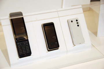 KDDI、iidaブランドのデザインケータイ「G11」を25日に発売 画像
