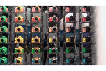 【CP+】ペンタックス、ブース正面にカラフルな120種類の「K-r」 画像