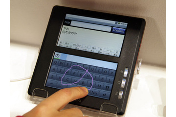 【MWC 2011（Vol.22）】端末初出展の富士通、2画面タッチパネルや防水携帯などを展示 画像