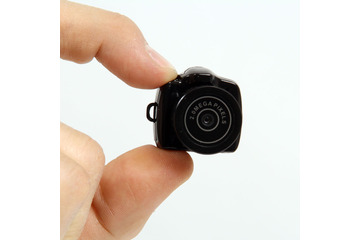 一眼レフ風デザインで指先サイズの超小型デジカメ 画像