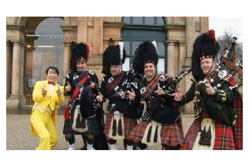 ダンディ坂野、スコットランド“ダンディ市”で「ゲッツ」連発!! 画像