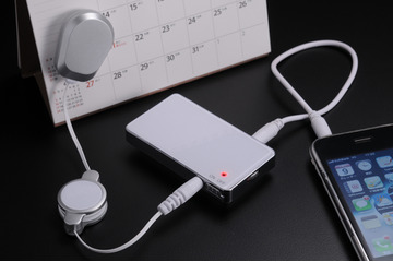 机や壁、ペットボトルをスピーカーに変える、iPhone/iPod対応外付けスピーカー 画像