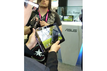 【COMPUTEX TAIPEI 2011（Vol.7）】ASUSTeK、「Padfone」と超薄型ノートPC「UX Series」 画像