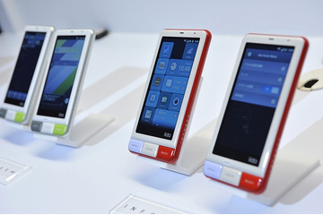 谷村奈南、auスマートフォン“INFOBAR”に「持ってるだけでうれしい」 画像