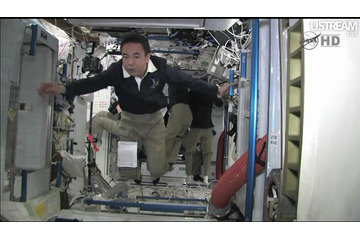 古川さん、ISSで最後のシャトルクルーと対面 画像