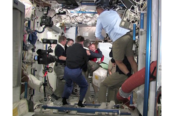 古川さん、ISSで最後のシャトルクルーと対面 画像