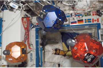 NASA、ISS内部にてAndroidスマートフォン「Nexus S」を活用 画像