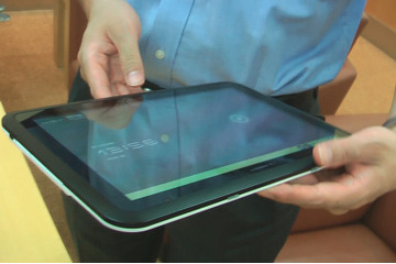 NTTドコモ、防水対応のLTEタブレット「ARROWS Tab LTE F-01D」 画像