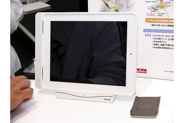 【CEATEC 2011(Vol.23)】iPad 2をスタンドに置くだけでワイヤレス充電……日立マクセル/村田製作所 画像