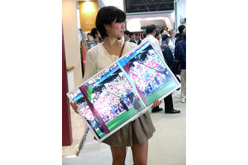 【CEATEC 2011(Vol.26):動画】液晶テレビを“持ち歩いて”来場者にピーアールするシャープ 画像