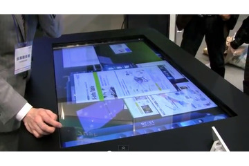 【NEC iEXPO 2011（vol.7）】超巨大！ 机一面がディスプレイの52インチタブレット「X-info Table」   画像