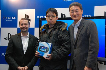 渋谷のカウントダウンイベントではSCEハウス社長・平井会長が訪れ本体を手渡し～PSVita発売 画像