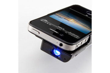 ケースのように装着し、予備バッテリにもなる! iPhone 4S・4用モバイルプロジェクター 画像