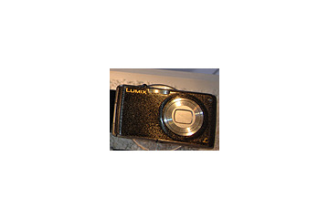 【CEATEC 2006 Vol.23】松下、デジカメ「DMC-FX07」の漆塗りモデルを参考出品 画像