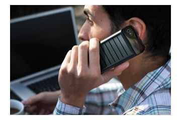 iPhone 4S/4とソーラーパネルが一体化! ケース型バッテリ 画像