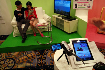 【ビデオニュース】国内初! Wi-Fi Direct機能搭載のJVCビデオカメラ「エブリオ」はどう使う? 画像
