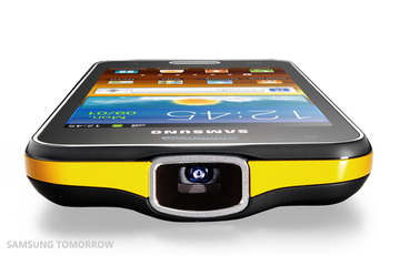 【MWC 2012(Vol.14)】プロジェクタ機能付きスマートフォン、サムスンが発表 画像