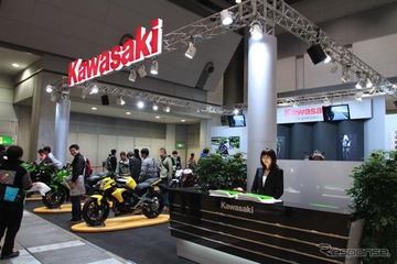 【東京モーターサイクルショー12】コンパニオン…カワサキ 画像