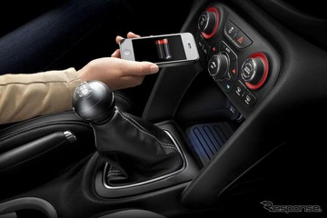 スマートフォンを車内でワイヤレス充電……クライスラーグループが発表 画像