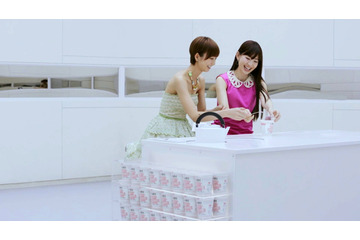 AKB48篠田麻里子が小嶋陽菜に“ドッキリ”、「カップヌードルライト」新CM  画像