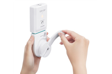 手回し充電機能付きで非常時も安心! ソニー、スマホ向け補助バッテリ 画像