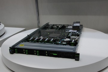 【富士通フォーラム2012】バッテリー装置、GPUを搭載可能な2WAYサーバー CX270 S1 画像