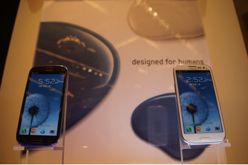 【ドコモ2012夏モデル(動画)】4.8インチHD、SUPER AMOLEDディスプレイ搭載! 操作性も進化した「GALAXY SIII」 画像