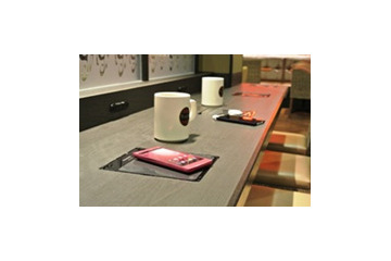 タリーズコーヒーやファミマなど、Qi規格の無接点充電パッド「チャージパッド」を導入開始 画像