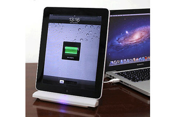新型iPad対応、充電中にiPhone・iPadの操作が可能な充電スタンド 画像