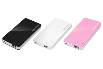 iPhone 4Sを2回満充電できる薄型補助バッテリ……スマホの充電にも対応 画像