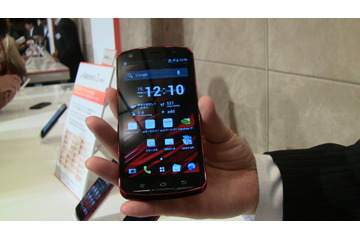 KDDI、4コア搭載ハイスペック防水スマホ「ARROWS Z ISW13F」を20日に発売 画像