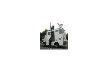 KDDI、被災地の臨時回線を目的に、通信衛星を利用した車載型の携帯電話基地局を導入 画像