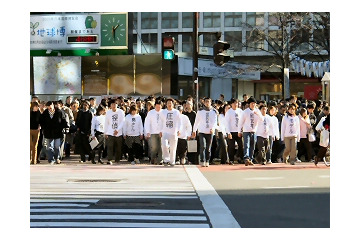 gooが渋谷を乗っ取った。1,000人の“人メディア”と3つの巨大スクリーンを使った宣伝を展開 画像