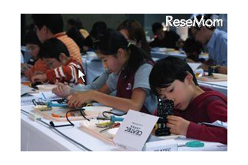 【CEATEC 2012 Vol.3】小学生親子対象、ロボットプログラミング体験 画像