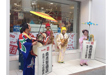 新宿はどんちゃん騒ぎ! ビックカメラ×ユニクロ=「ビックロ」本日開店 画像