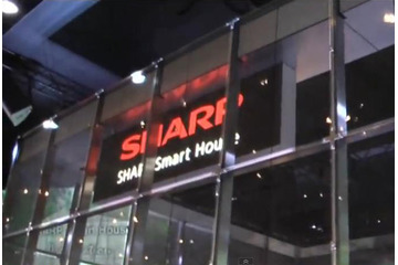 【CEATEC 2012 Vol.39:動画】もはや設置場所は屋根だけではない!シャープが「シースルー太陽電池モジュール」をデモ 画像