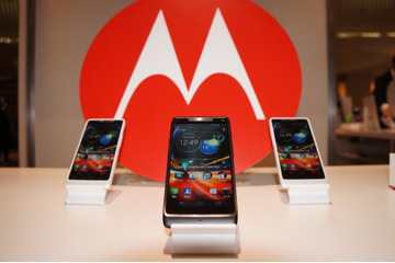 【ソフトバンク冬春】鋼鉄の5倍の強度のボディ！ソフトバンク初のMotorolaスマホ「RAZR M 201M」 画像