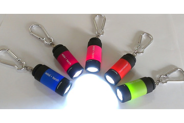 照度は約1500ルクス、小さくてカラフルなUSB充電式LEDライト 画像