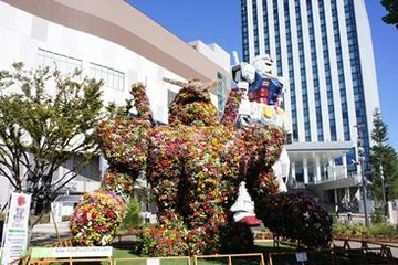 花と緑の巨大ガンダム フラワーガンダムトピアリー 画像