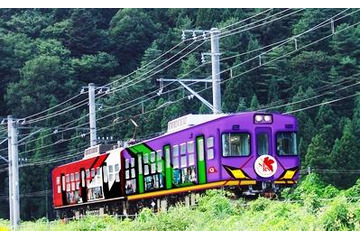 「ヱヴァ新劇場版:Q」のラッピング電車 富士急で運行開始 エヴァ飛車も登場 画像