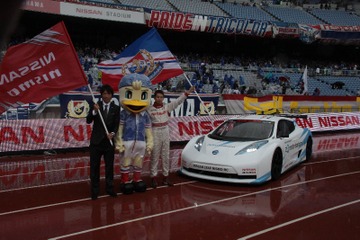 キックオフ前の日産スタジアムをEVレーシングカーが走る!「NISSAN LEAF NISMO RC」デモ走行イベント 画像