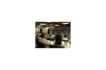 まるで同じ部屋にいるよう—ハイビジョン対応ビデオ会議システム 画像