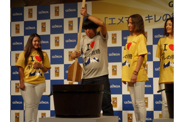 豆を洗わせたら日本一!?バナナマン日村がコーヒー豆洗いで汗だくに! 画像