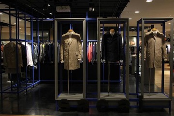 サカイのポップアップショップが新宿伊勢丹メンズ館にオープン 画像