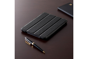 折りたためばスタンドにもなる本革製iPad mini用ケース 画像
